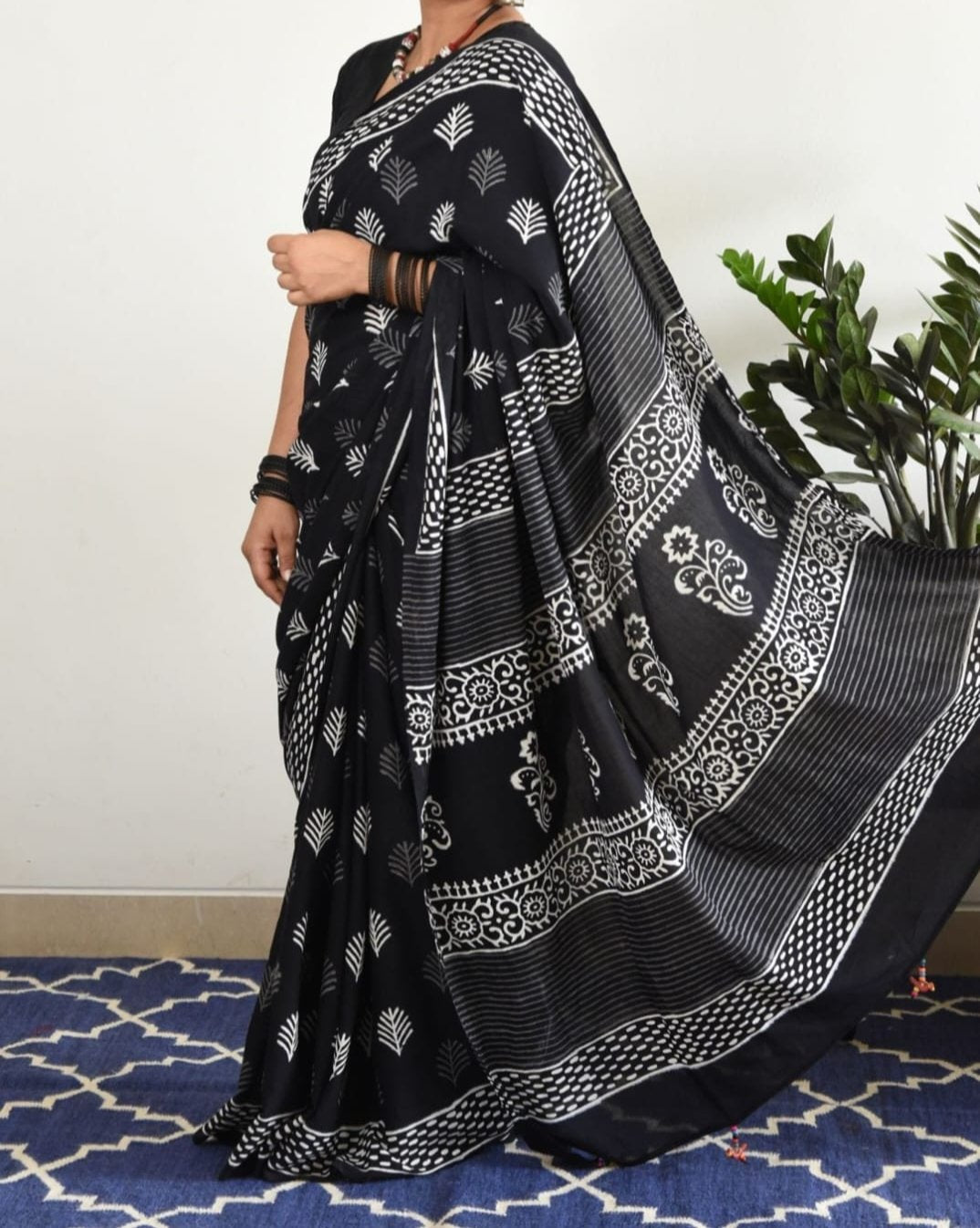 EXCLUSIVE BLACK PRINTED LINEN SAREE